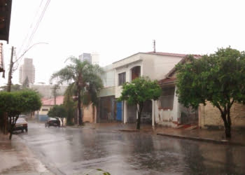Letícia Rodrigues conta que a chuva já passou no bairro Alto - Foto: Você no PIRANOT
