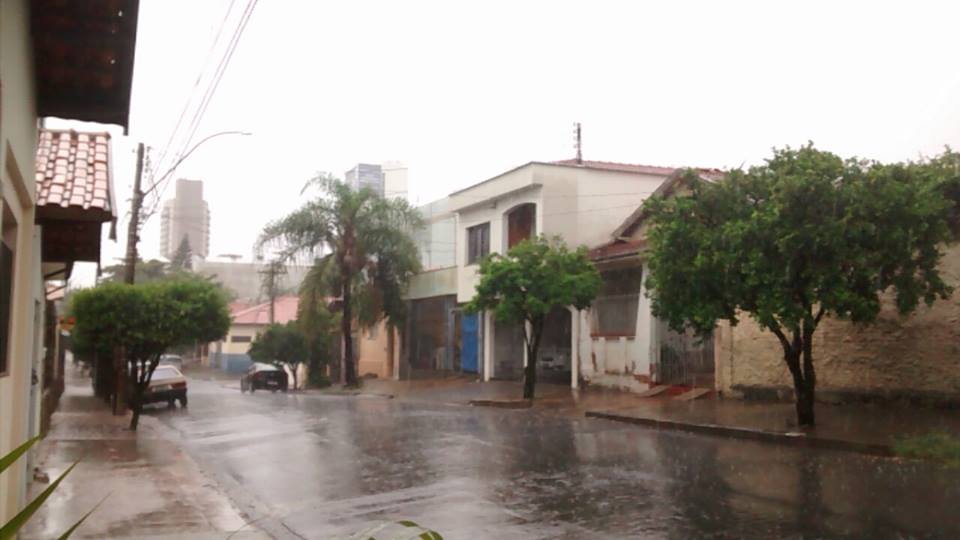 Ar seco e a chegada de frente fria provocam chuva em Piracicaba