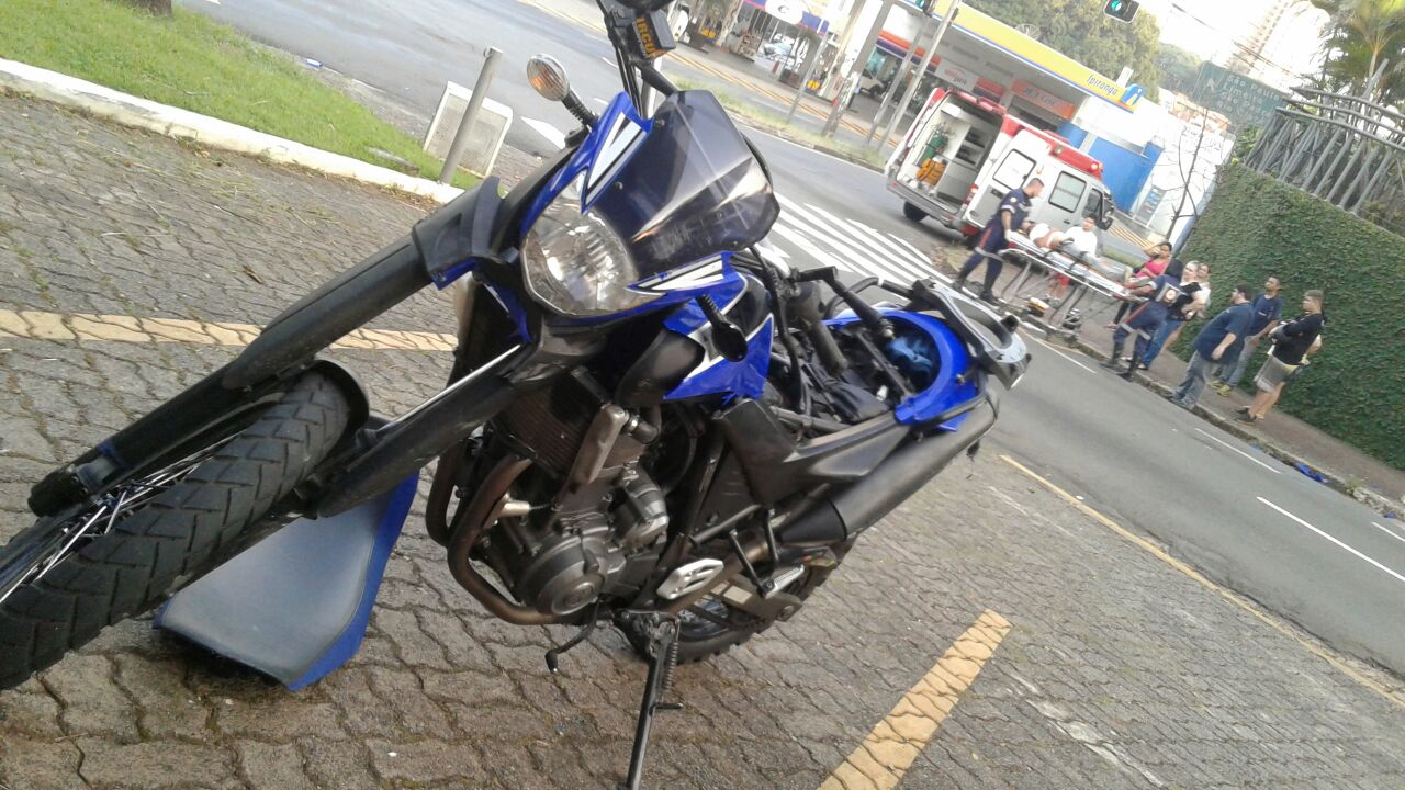 Homem é arremessado longe em acidente entre carro e moto em Piracicaba