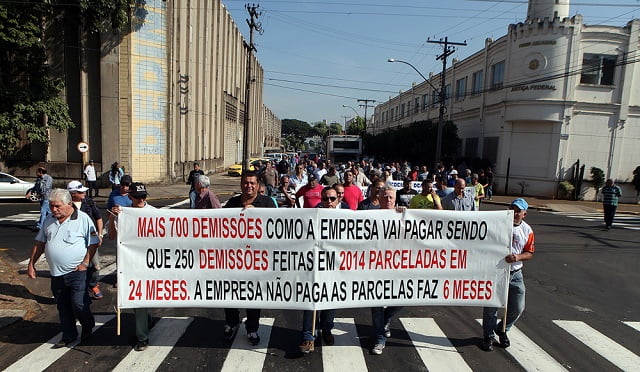 Ex-trabalhadores da Dedini fazem manifestação na Vila Rezende, em Piracicaba