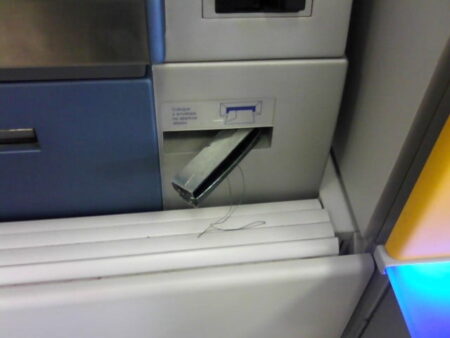 Foto ilustra como funciona o golpe conhecido como "Pescador" - Foto: ReproduÃ§Ã£o / Internet