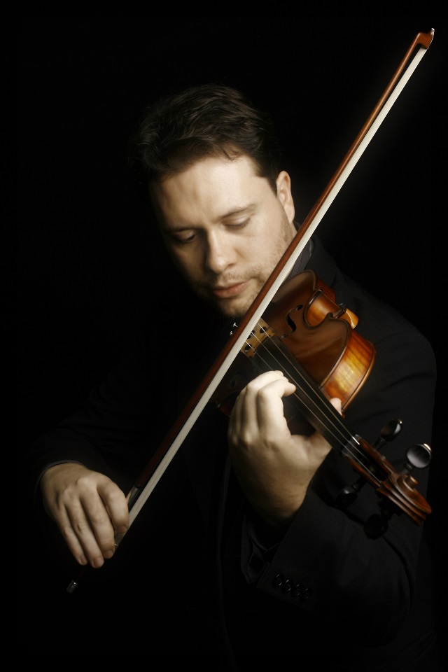 Pablo de León ensina violino aos alunos do Projeto Jovens Músicos