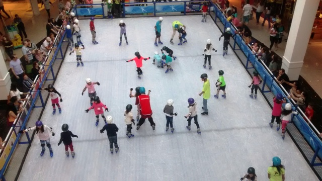Shopping Piracicaba recebe pista de patinação no gelo