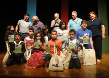 Vencedores tiram fotos juntos - Foto: Rafael Bitencourt / Semac