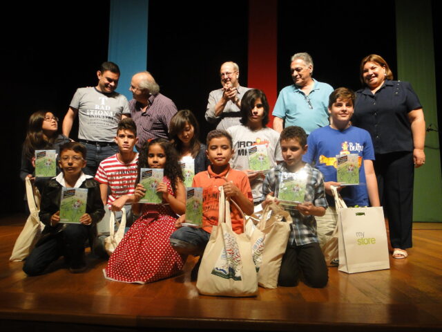 Vencedores tiram fotos juntos - Foto: Rafael Bitencourt / Semac