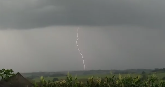 Raios queimam tomada e geladeira em Piracicaba, dizem leitoras