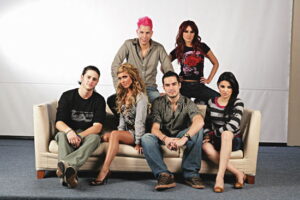 Dublada às pressas, fenômeno “Rebelde” fracassa e gera “memes” em tentativas de reprise no SBT