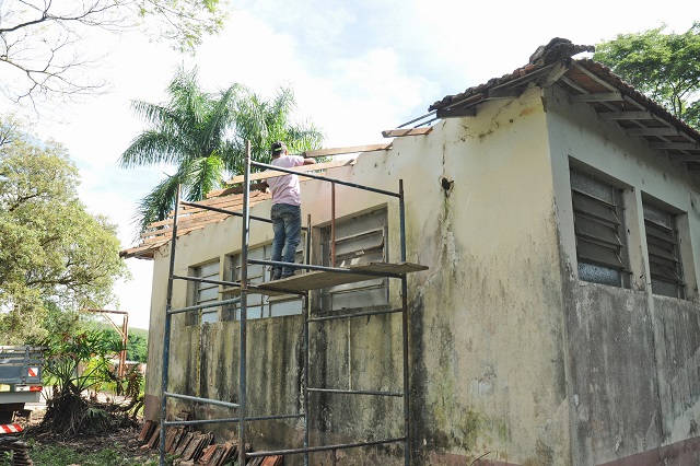 Piracicaba inicia reforma do telhado da antiga escola rural do Pau D´Alho