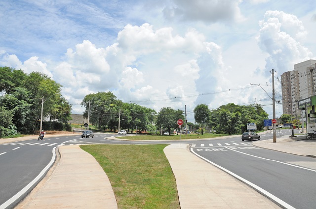 Rotatória da Avenida Vollet Sachs com a Rua Santa Catarina, em Piracicaba, fica pronta