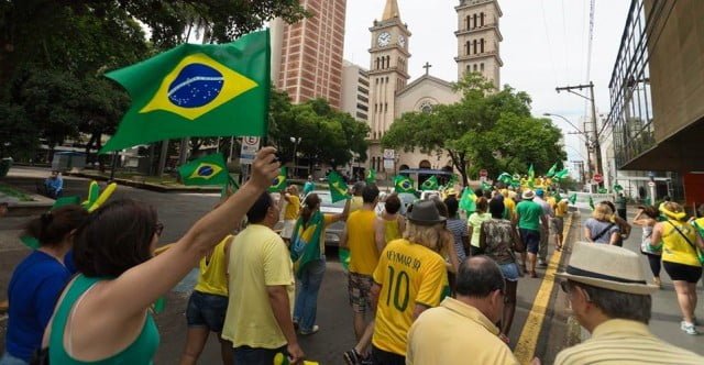 Em Piracicaba, apoiadores de Dilma vão em ato que pede seu impedimento e gera confusão