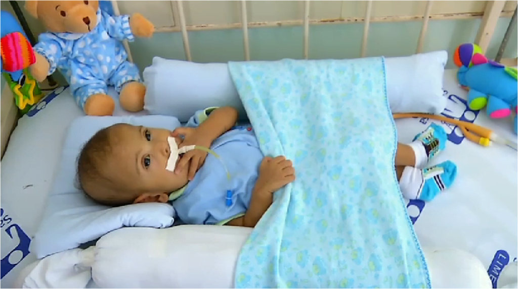 CrianÃ§a tem apenas seis meses e pode morrer antes do um ano caso nÃ£o faÃ§a a cirurgia - Foto: ReproduÃ§Ã£o / TVB Record