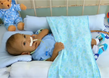Criança tem apenas seis meses e pode morrer antes do um ano caso não faça a cirurgia - Foto: Reprodução / TVB Record