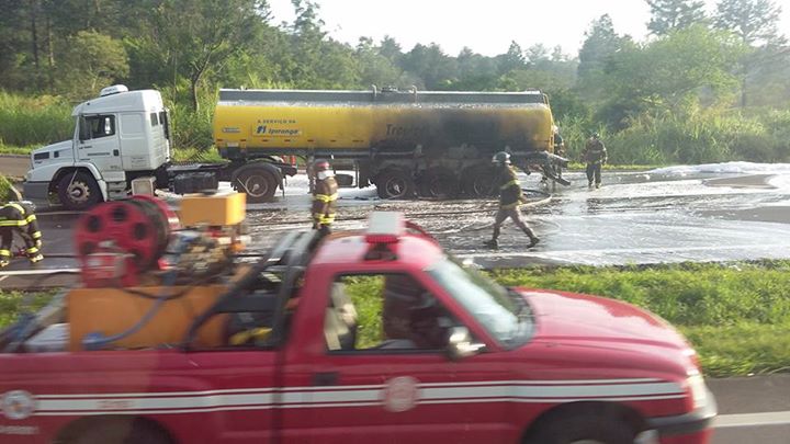 Caminhão carregado do posto Ipiranga pega fogo em Piracicaba