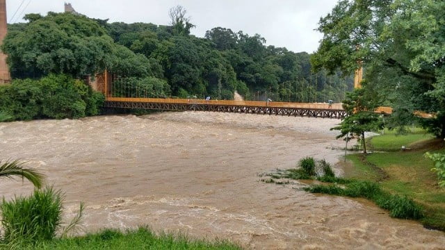 Desde sábado, rio Piracicaba subiu um metro na Rua do Porto