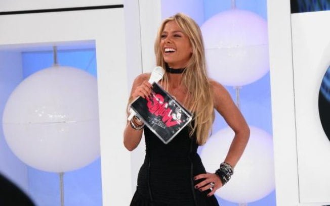 Adriane Galisteu segue negociando com a Record e renova com Discovery