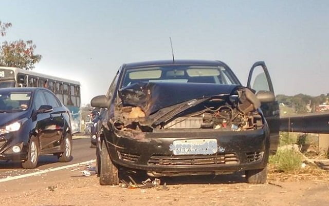 Batida de carros deixa trânsito carregado em Santa Terezinha, distrito de Piracicaba