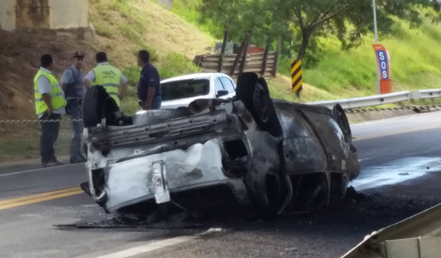 Carro capota e explode na Rodovia do Açúcar; motorista morre