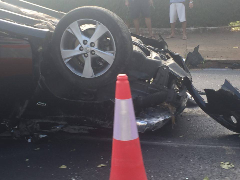 Na frente do Cristóvão, em Piracicaba, carro bate em poste e capota