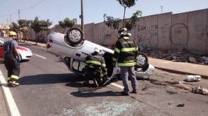 Acidente entre carro e moto deixa dois feridos na favela Cantagalo