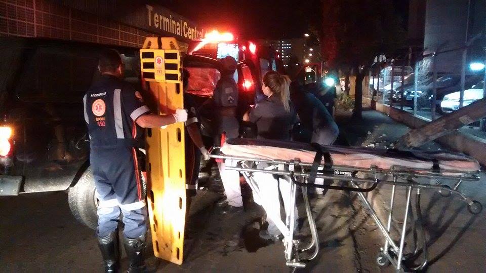 Caminhonete perde o controle e derruba poste ao lado do terminal