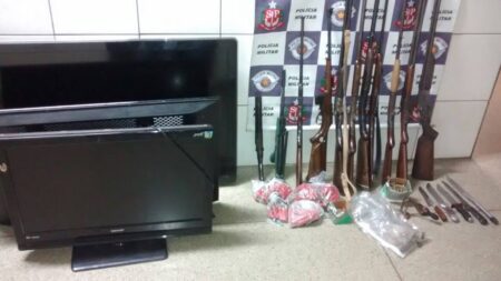 Objetos e armas foram encontrados no Bosques do Lenheiro nessa noite (17) - Foto: Valter Martins / Piracicaba em Alerta