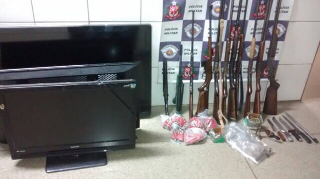 Objetos e armas foram encontrados no Bosques do Lenheiro nessa noite (17) - Foto: Valter Martins / Piracicaba em Alerta