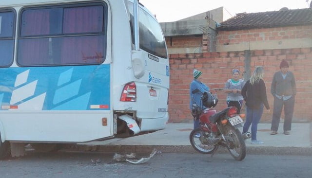 Motociclista fica ferido ao bater em ônibus em Piracicaba