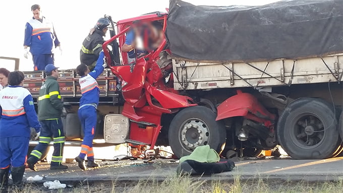Em acidente envolvendo dois caminhões, três homens ficam presos às ferragens