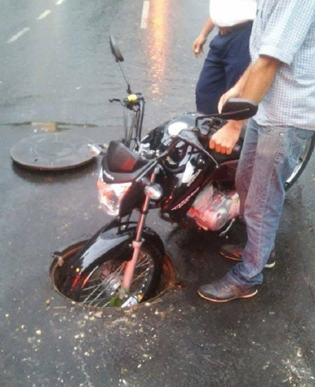 Sem tampa, motoqueiro cai em bueiro no meio da rua em Piracicaba