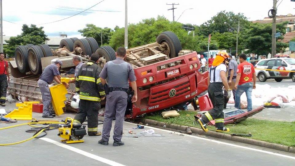 Caminhão desgovernado tomba no Jaraguá, em Piracicaba; dois ficam feridos