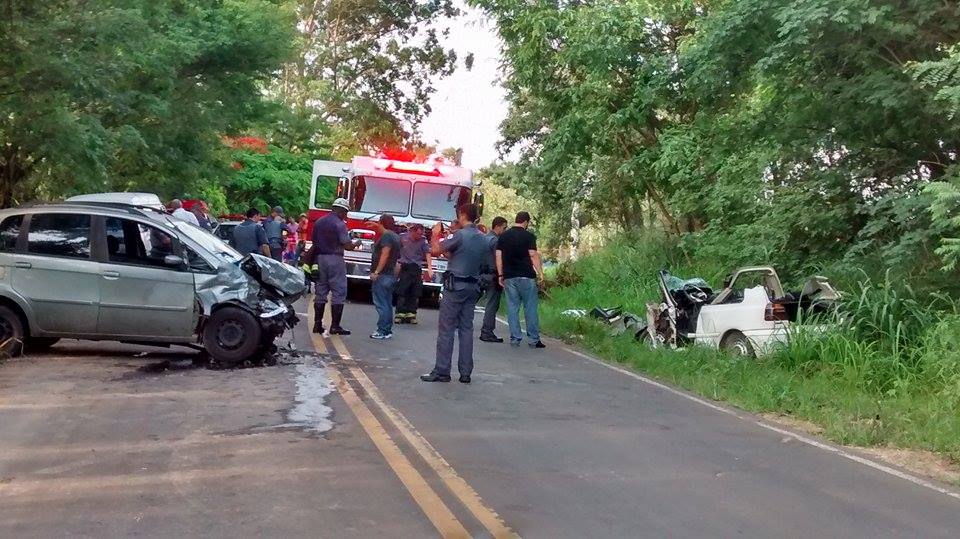 Mulher morre e quatro ficam feridos em colisão frontal de carros em Piracicaba