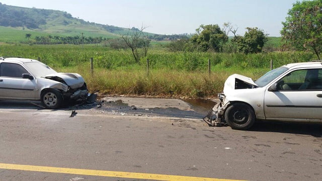 Colisão frontal na estrada Piracicaba-Anhumas deixa duas mulheres feridas