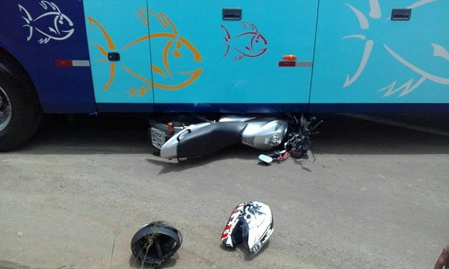 Mãe e filho sofrem acidente e vão parar em baixo de ônibus em Piracicaba