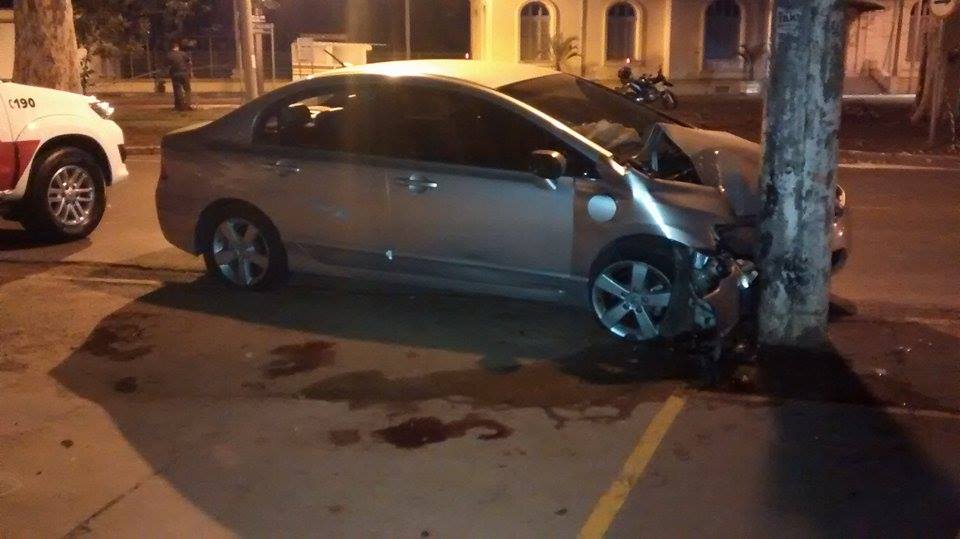 Dois morrem após roubar carro, atropelar motoboy e trocar tiro com a PM