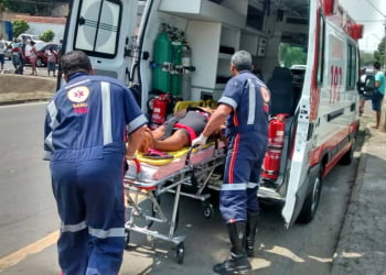 Uma mulher ficou ferida no acidente e teve que ser socorrida - Foto: Divulgação