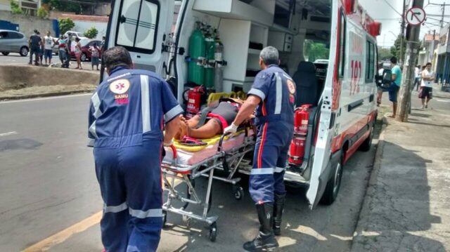 Uma mulher ficou ferida no acidente e teve que ser socorrida - Foto: DivulgaÃ§Ã£o