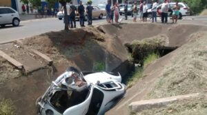 Carro foi atingido e caiu dentro do ribeirão nessa manhã (18) - Foto: Divulgação