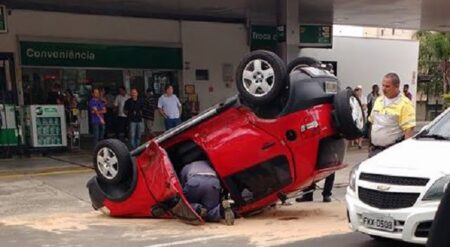 Carro capota na Avenida Independência, em Piracicaba