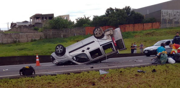 Mulher morre em grave capotamento de carro