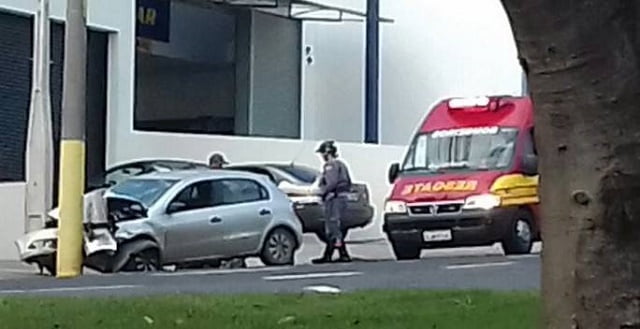 Jovem bate carro em poste da Paulista, em Piracicaba
