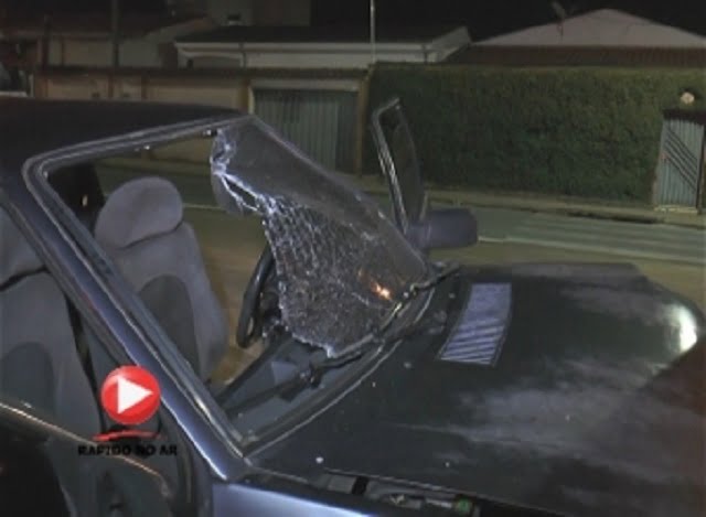 Após bater em poste, motorista foge e deixa para trás passageiros feridos