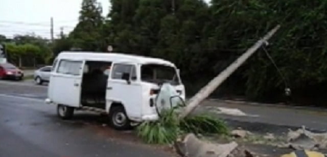 Kombi bate e derruba poste