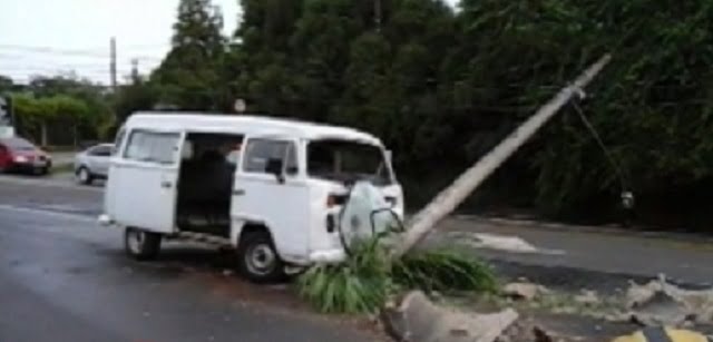 Kombi bate e derruba poste