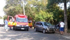 Motoqueiro entra na frente de carro em cruzamento no Santa Rosa