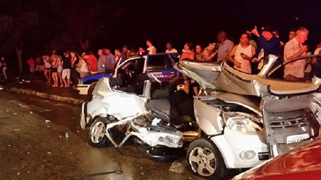 Duas mulheres morrem e quatro ficam em estado grave após colisão frontal de carros