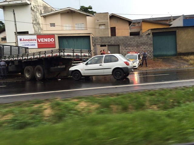 Acidente entre caminhão e carro interdita saída de Piracicaba sentido Americana