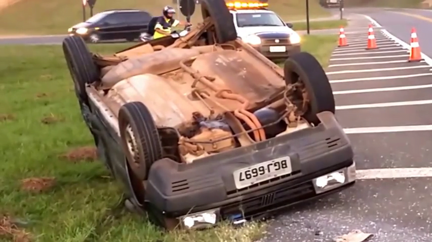 Range Rover provoca capotamento de Uno e foge sem prestar socorro