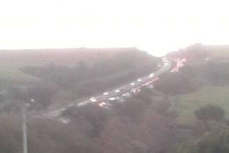 Foto enviada pelo internauta GregÃ³rio Pololi que estÃ¡ prÃ³ximo do acidente. Foto mostra ao fundo o trÃ¢nsito que vem se formando.