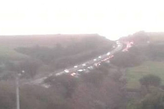 Foto enviada pelo internauta GregÃ³rio Pololi que estÃ¡ prÃ³ximo do acidente. Foto mostra ao fundo o trÃ¢nsito que vem se formando.