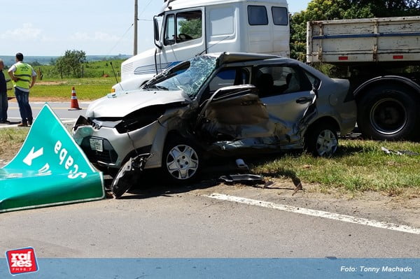 Idoso morre após entrar na frente de caminhão
